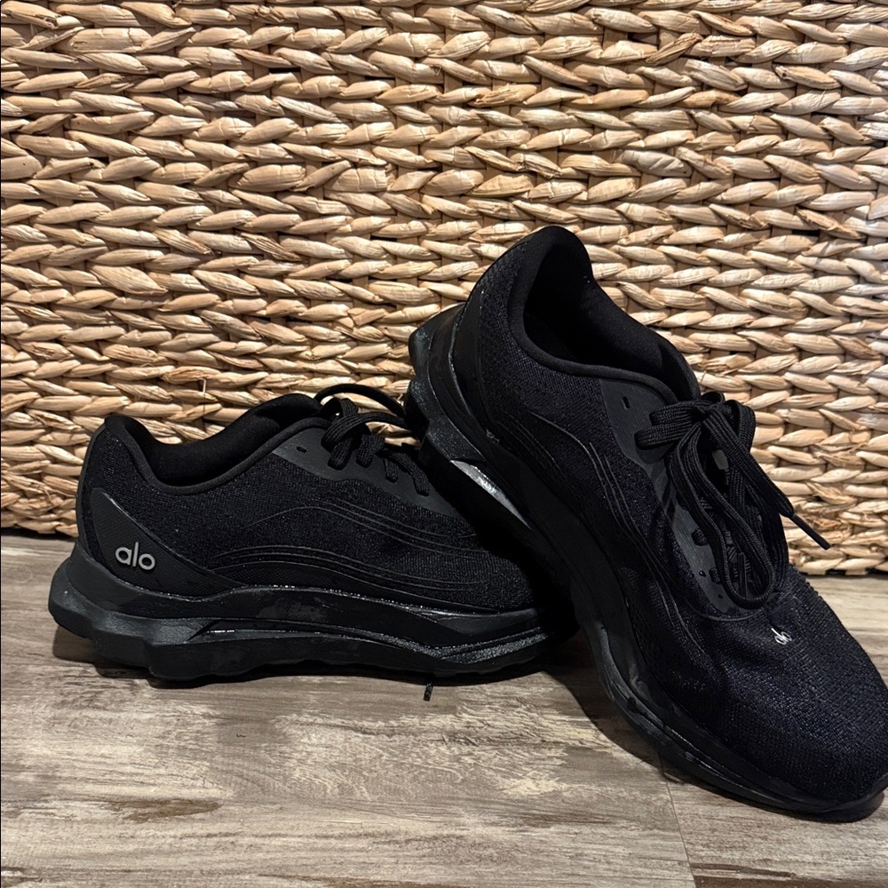 ALO Yoga women’s Sleek black shoes SZ 9. Excellent condition